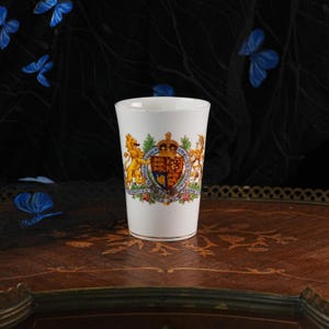 Vaso antiguo de la coronación del rey Jorge V – Thomas Morris Regent China, escudo real, trébol rosa teñido a mano, Inglaterra 1911 imagen 1