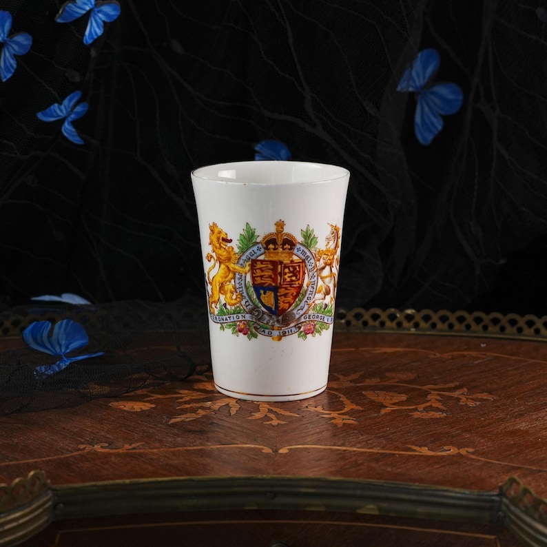 Vaso antiguo de la coronación del rey Jorge V – Thomas Morris Regent China, escudo real, trébol rosa teñido a mano, Inglaterra 1911 imagen 1