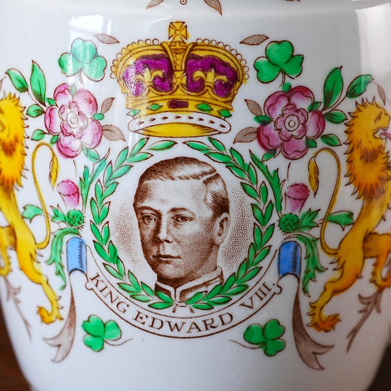 Zabytkowy kubek koronacyjny króla Edwarda VIII – Koronacja, której nigdy nie było, porcelana Grafton w kształcie beczki, pamiątki abdykacji, Anglia 1937 zdjęcie 5