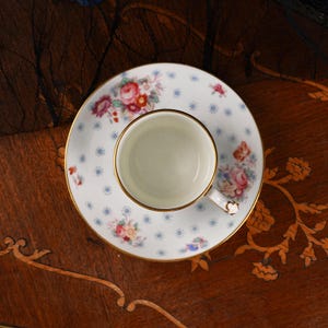 Vintage George Jones Crescent kaffeburk och fat – Midsommarblommor, handtonade buketter, förgyllt rullhandtag, benporslin England 1930-tal bild 3