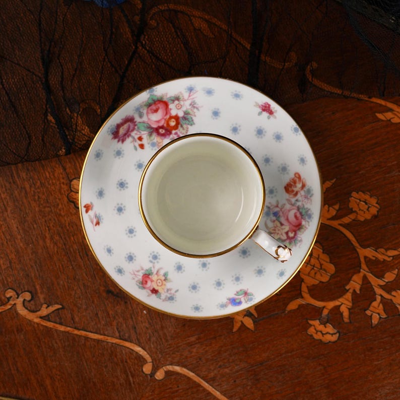 Vintage George Jones Crescent kaffeburk och fat – Midsommarblommor, handtonade buketter, förgyllt rullhandtag, benporslin England 1930-tal bild 3
