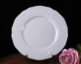 Vintage Rosenthal Sanssouci vit porslinsmiddagstallrik 3 meter – präglad rokoko relief, vågig kant, Classic Rose-kollektionen Tyskland 1970-talet