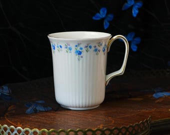 Mug vintage Royal Albert Memory Lane en porcelaine fine cannelée – Motifs de myosotis bleus, bordure et anse dorées, marque assortie en forme de couronne florale, années 1960