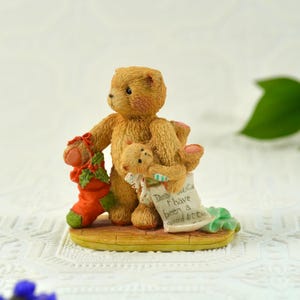 Figurine vintage Cherished Teddies - Ours de Noël tenant un bas et un jouet avec un parchemin « Cher père Noël » - Enesco Priscilla Hillman des années 1990