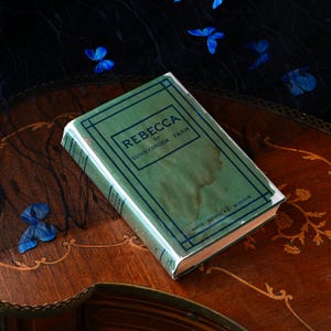 Antieke eerste editie van Rebecca of Sunnybrook Farm – Kate Douglas Wiggin, Houghton Mifflin, groene linnen band met afbeeldingen, stofomslag, gesigneerd 1903 afbeelding 1
