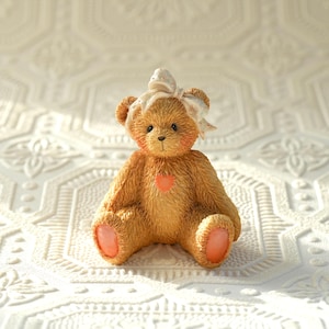 Vintage Cherished Teddies Figurine – “Sara Love Ya” 1991 Priscilla Hillman Design by Enesco – Collectible Resin Bear with Heart & Bow 1990s