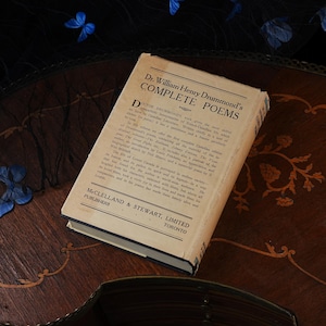 Poèmes complets du Dr W.H. Drummond (édition ancienne) – Première édition canadienne McClelland & Stewart, vers en dialecte local, jaquette, Toronto, 1926 image 5