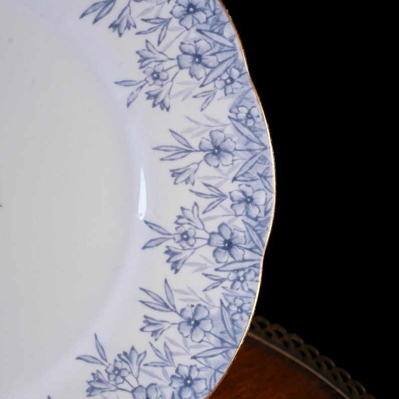 Plato vintage Royal Albert Periwinkle – Borde floral de chintz azul, centro de rosa rosa, borde dorado, porcelana fina, Grandmillennial, Inglaterra, década de 1950. imagen 3