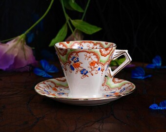 アンティーク スタンダード チャイナ ボーンチャイナ ティーカップ＆ソーサーセット – 幾何学模様のハンドル、スクエアフット、グリーンのベースにオレンジ＆ブルーの花柄、1950年代イギリス製