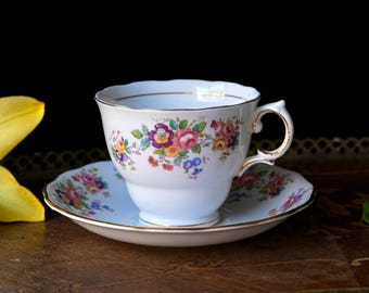 Antyczna filiżanka i spodek z porcelany kostnej Colclough – kolorowy wzór bukietu kwiatów ze złotymi wykończeniami – angielski zestaw do popołudniowej herbaty z lat 50. XX wieku