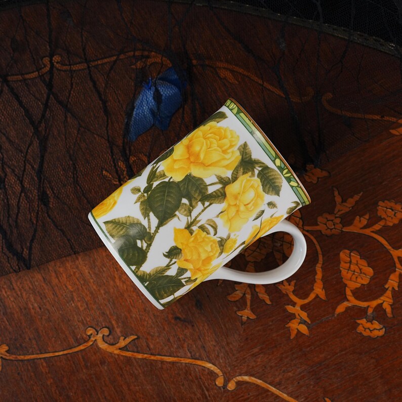 Mug vintage Royal Bone China à motif de roses jaunes – Série Collector, imprimé botanique de roses, bordure verte et dorée, forme élancée, Thaïlande, années 1990 image 4