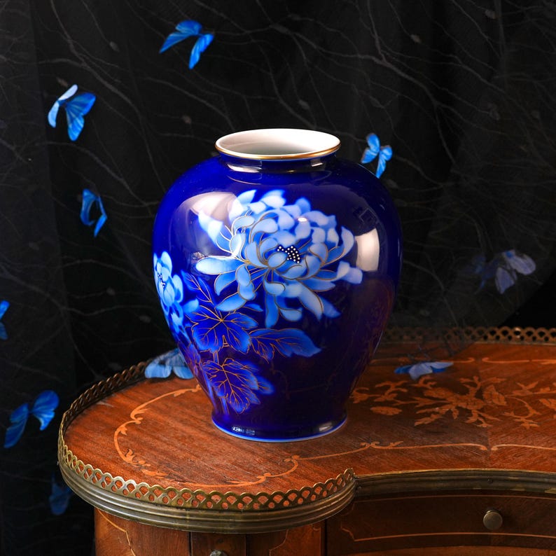 Vintage Fukagawa Cobalt Blue Porcelain Vase – Hand Painted Peony, Gold Outlines, Gilt Rim, Ruri Glaze, Arita Japan, 1950s–1970s image 7