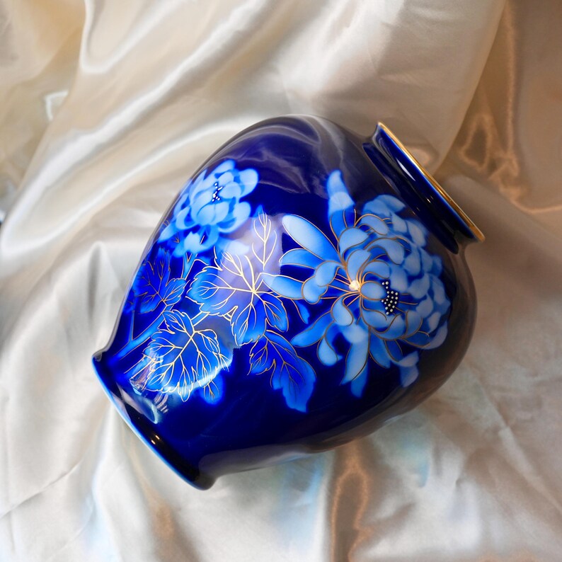 Vintage Fukagawa Cobalt Blue Porcelain Vase – Hand Painted Peony, Gold Outlines, Gilt Rim, Ruri Glaze, Arita Japan, 1950s–1970s image 8