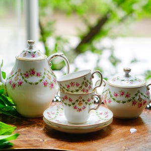 Antique Wedgwood Pink Rose Garland Tea Set – Elegant Raised Floral Design, Gold Trim, Vintage English Bone China, 1930s England Rare Find