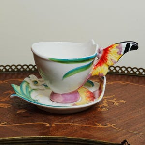 Juego de taza y platillo Bombay Butterfly, taza de cerámica con asa floral de los años 90, taza de jardín escultural, hecha en China, regalo para amantes de las mariposas.