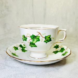 Vintage Colclough Bone China Tea Cup and Saucer Set – Ivy Leaf Pattern, Gold Trim, Scalloped Edge, Made in England, 1960s Collectible