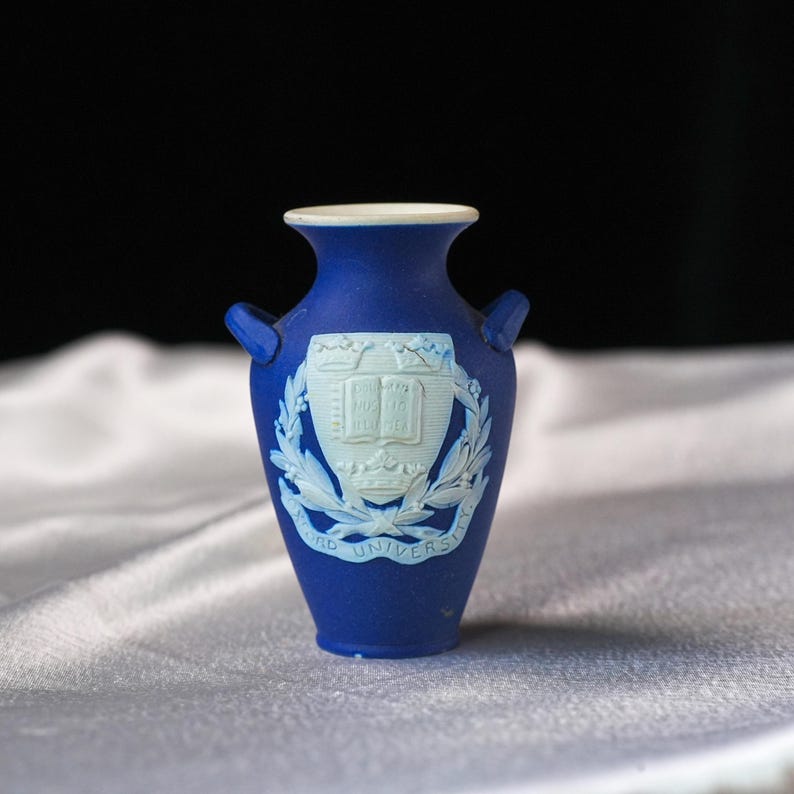 Antik Wedgwood mörkblå Jasperware Oxford par – University Crest Vase & City Cream Can, Souvenir, England 1910-talet bild 4