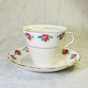 Vintage Colclough Bone China Tea Cup and Saucer Set – Hand-Painted Pink Rose Floral, Scalloped Edge, Gold Trim, England 1960s Collectible