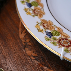 Prato vintage Aynsley para o 80º aniversário da Rainha Mãe – Brasão Real, Árvore Genealógica, Borda Floral, Porcelana Fina, Inglaterra, 1980 imagem 7