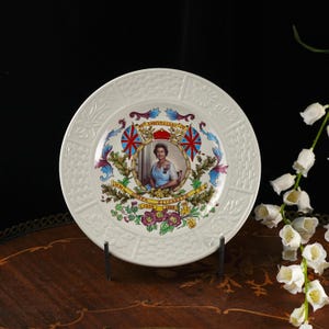 Assiette vintage commémorative du 40e anniversaire de la reine Elizabeth II – Année de rubis, portrait photo couleur, bordure en relief à motif tressé, Union Jacks, Angleterre 1992