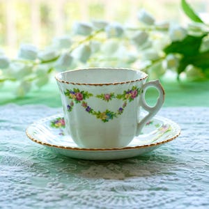 Tasse et soucoupe vintage Phoenix en porcelaine de Chine – T.F.&S. Guirlandes florales avec bordure festonnée en or - Porcelaine fine, Angleterre des années 40 (abandonné)
