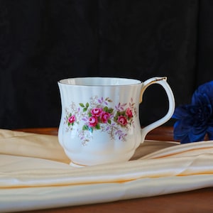 Taza vintage Royal Albert Lavender Rose – Porcelana fina con flores rosas, ribete dorado, Inglaterra, forma Montrose, regalo de té vintage, juego de té de los años 80