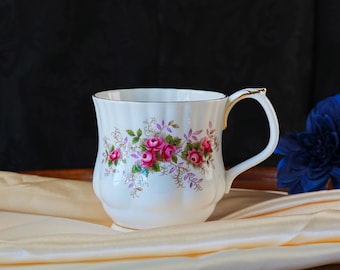 Vintage mok Royal Albert Lavender Rose – Bone China roze bloemen, gouden rand, Engeland, Montrose-vorm, vintage theecadeau, theeservies jaren 1980