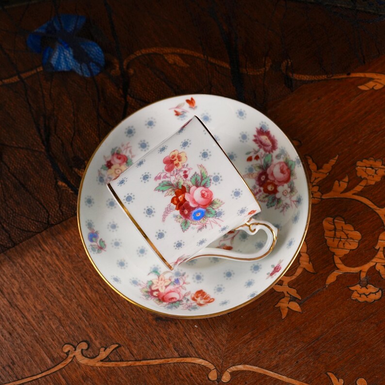 Vintage George Jones Crescent kaffeburk och fat – Midsommarblommor, handtonade buketter, förgyllt rullhandtag, benporslin England 1930-tal bild 7