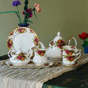 Royal Albert Old Country Roses Bone China Series – Teapot, Creamer Sugar, Sandwich Tray, Plates, Cups Saucers, England 1980s (Sale Separate)