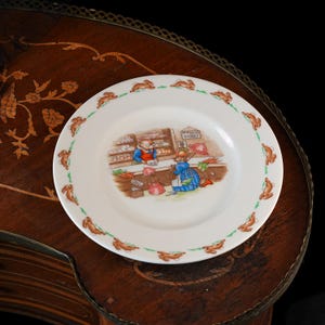 Vintage Royal Doulton Bunnykins Child's Plate – Mr Piggly's Stores Shop Scene, Running Rabbit Border, English Bone China Nursery Ware 1960s image 3