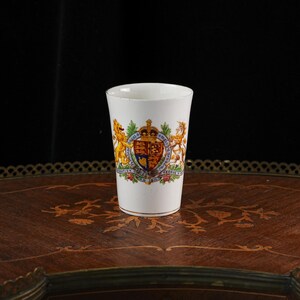 Vaso antiguo de la coronación del rey Jorge V – Thomas Morris Regent China, escudo real, trébol rosa teñido a mano, Inglaterra 1911 imagen 2