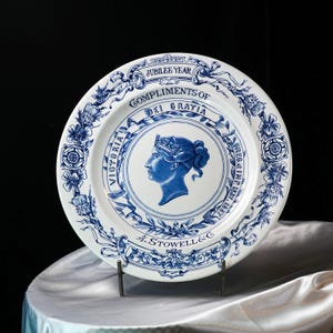 Plato antiguo Royal Worcester Queen Victoria Golden Jubilee de 10 pulgadas, 1887 – Retrato en transferencia azul, A. Stowell & Co Boston, Inglaterra, década de 1880.