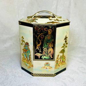 Puszka na ciasteczka Vintage Peek Frean & Co. Ltd Royal Warrant, sześciokątna, wzór Chinoiserie, inspirowana stylem chińskim, kształt sześciokątny, lata 50. XX wieku, Londyn, Anglia