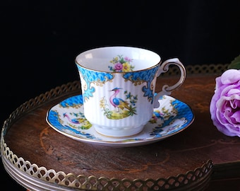 Filiżanka i spodek z porcelany kostnej Rosina w stylu vintage – egzotyczny ptak w stylu chinoiserie, niebieska obwódka, złoty ornament rokokowy, żłobkowanie, Anglia, lata 50. XX wieku
