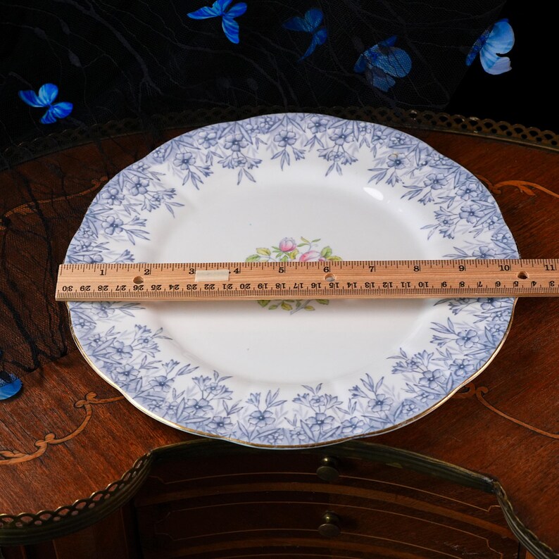 Plato vintage Royal Albert Periwinkle – Borde floral de chintz azul, centro de rosa rosa, borde dorado, porcelana fina, Grandmillennial, Inglaterra, década de 1950. imagen 7
