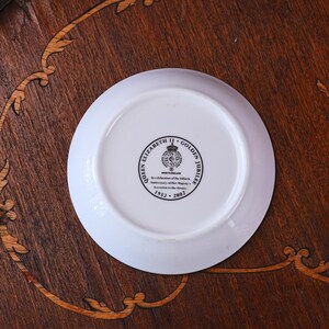 Vintage Royal Worcester Queen Elizabeth II Golden Jubilee Dish – Imari Style Border, Doves & Coat of Arms, Fine Bone China, England 2002 image 6