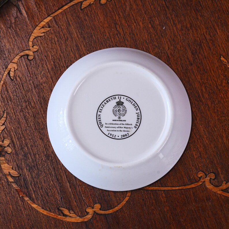 Vintage Royal Worcester Queen Elizabeth II Golden Jubilee Dish – Imari Style Border, Doves & Coat of Arms, Fine Bone China, England 2002 image 6