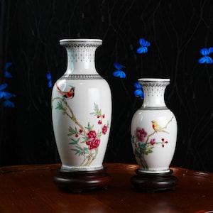 Jarrones de cerámica chinos vintage: motivos florales y de pájaros pintados a mano con caligrafía y soportes de madera. Pareja decorativa (década de 1970).