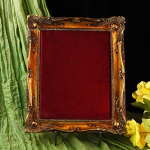 Expositor de joyas de inspiración vintage: CRIMSON, marco rococó de resina dorada con terciopelo rojo, organizador de pendientes y broches hecho a mano, 26,5 x 32,5 cm