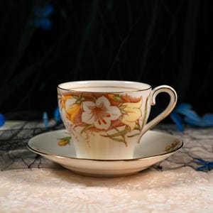 Ensemble tasse à thé et soucoupe vintage en porcelaine de Chine - Relief floral en relief avec roses roses, bordure dorée - Porcelaine fine, Angleterre, style cottage des années 1950