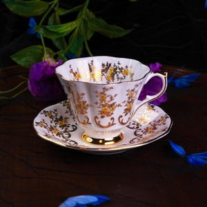 Taza de té y platillo vintage de porcelana Queen Anne – Juego de té inglés con flores doradas y taza festoneada con base, modelo 167 (década de 1950)
