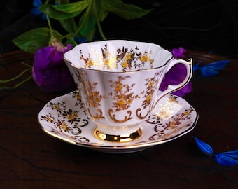 Vintage Queen Anne Bone China Teetasse mit Untertasse - Englisches florales vergoldetes Teeset mit ausgebogter Tasse, Muster 167 (1950er Jahre)