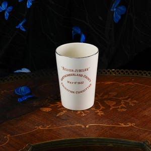 Vintage King George V Silver Jubilee-bägare – Northumberland Schools Present, Sepiaporträtt Queen Mary, Lustre Rim, England maj 1935 bild 2