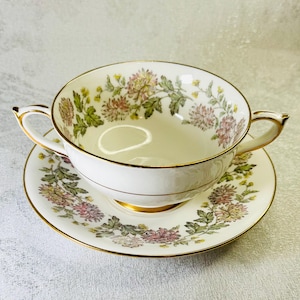 Taza de sopa y platillo vintage Paragon de porcelana de hueso con dos asas, diseño floral de crisantemos, con licencia real y detalles dorados, fabricada en Inglaterra, década de 1960.