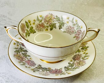 Taza de sopa y platillo vintage Paragon de porcelana de hueso con dos asas, diseño floral de crisantemos, con licencia real y detalles dorados, fabricada en Inglaterra, década de 1960.