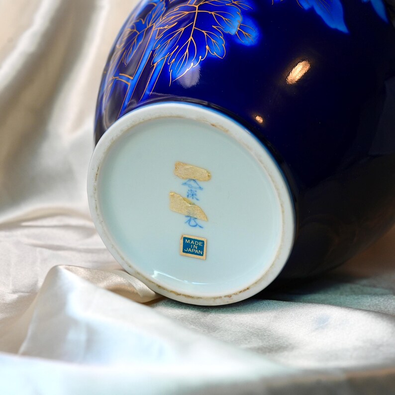 Vintage Fukagawa Cobalt Blue Porcelain Vase – Hand Painted Peony, Gold Outlines, Gilt Rim, Ruri Glaze, Arita Japan, 1950s–1970s image 10