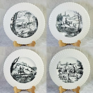 Puede incluir: Juego de cuatro platos de cerámica blanca con ilustraciones en blanco y negro de personas montando a caballo en un entorno rural. Los platos tienen un borde festoneado decorativo.