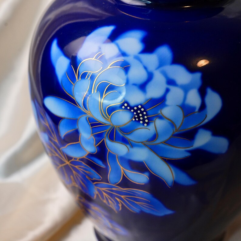 Vintage Fukagawa Cobalt Blue Porcelain Vase – Hand Painted Peony, Gold Outlines, Gilt Rim, Ruri Glaze, Arita Japan, 1950s–1970s image 3