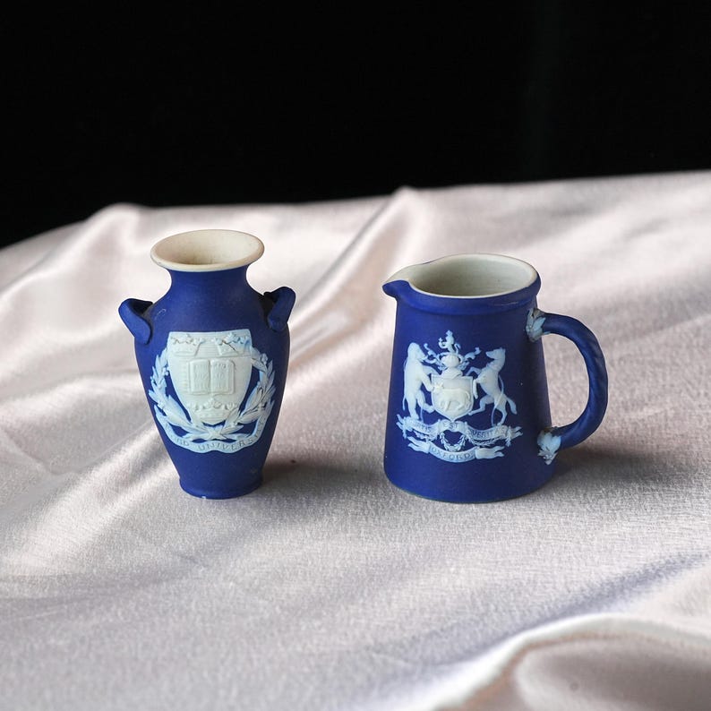 Antik Wedgwood mörkblå Jasperware Oxford par – University Crest Vase & City Cream Can, Souvenir, England 1910-talet bild 1
