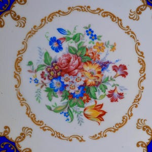 Plato para pastel vintage Royal Albert Albany Blue – Porcelana fina con diseño floral en oro cobalto, con asa, volutas rococó doradas, fabricado en Inglaterra en la década de 1950. imagen 2